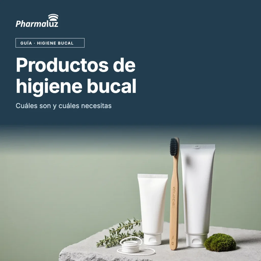 Cepillo de bambú, tubo de pasta dental, cepillos interdentales e hilo dental sobre fondo verde salvia